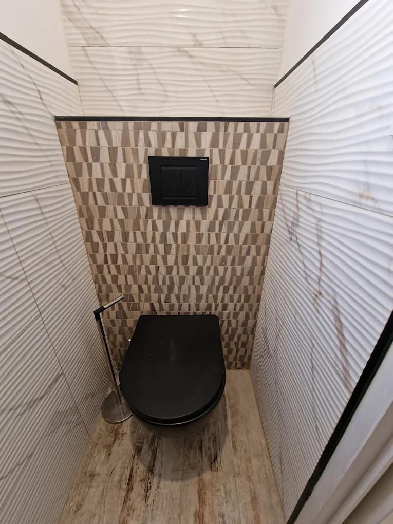 WC suspendu avec carrelage design