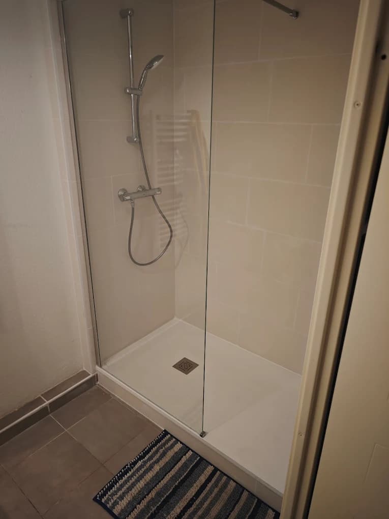 Douche à l'italienne contemporaine